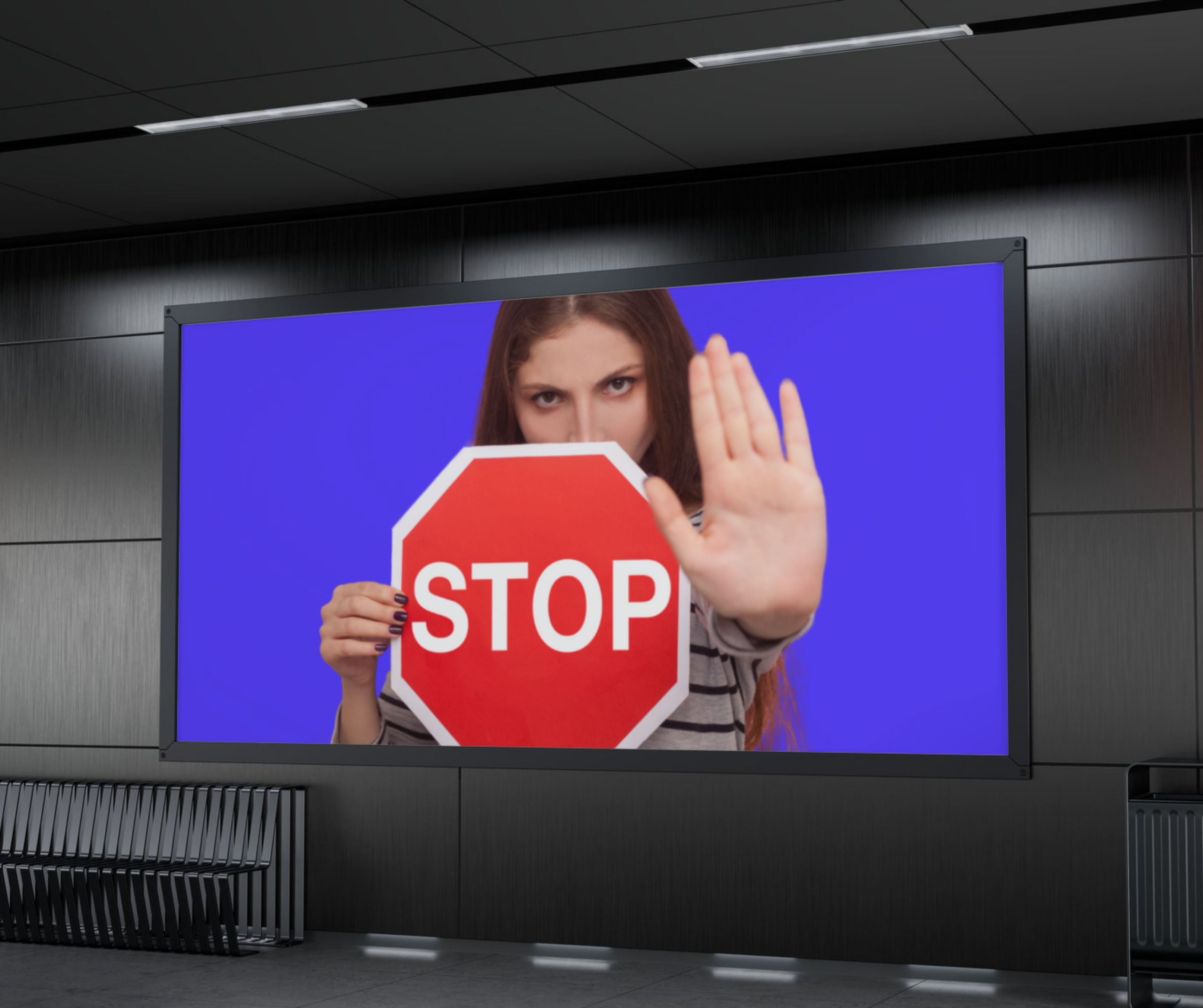 ekrane stovi moteris laikanti STOP ženklą